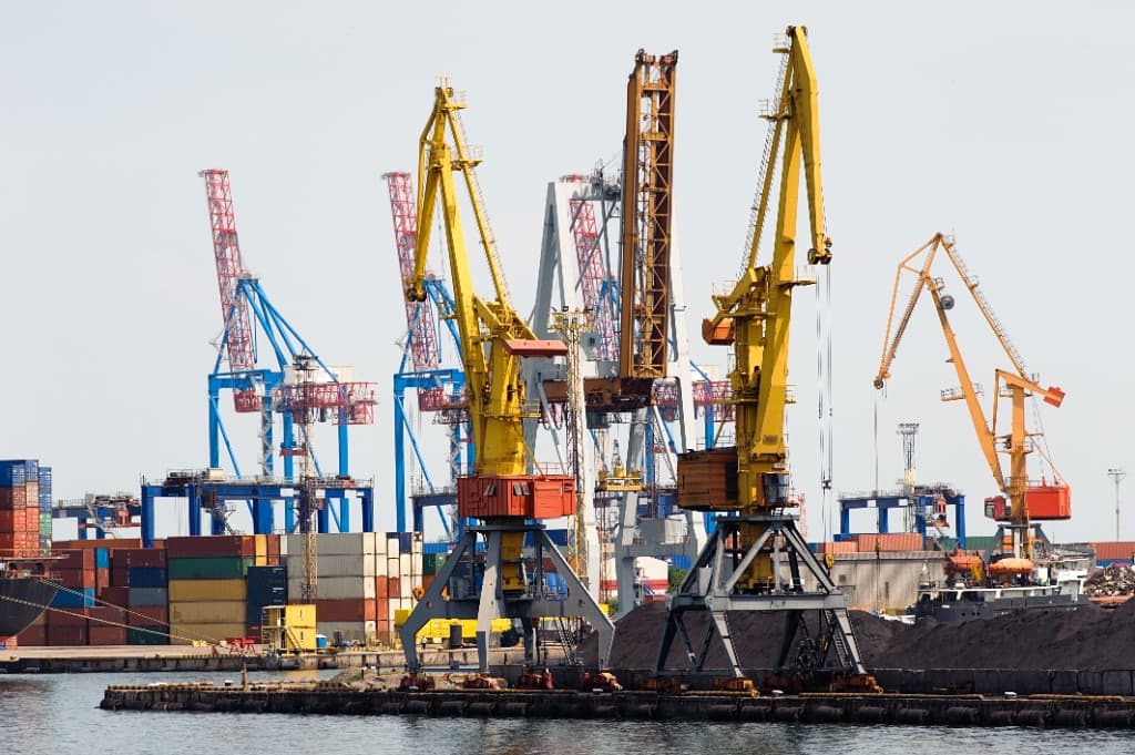 industrial-cranes-cargo